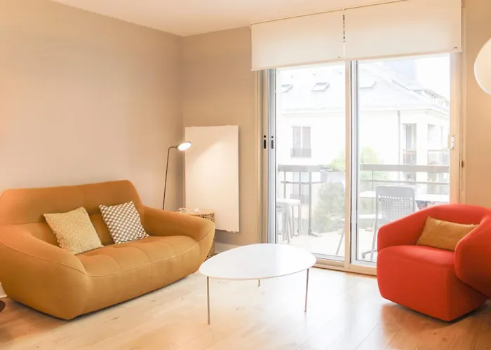 In A Bright In Charenton-le-Pont